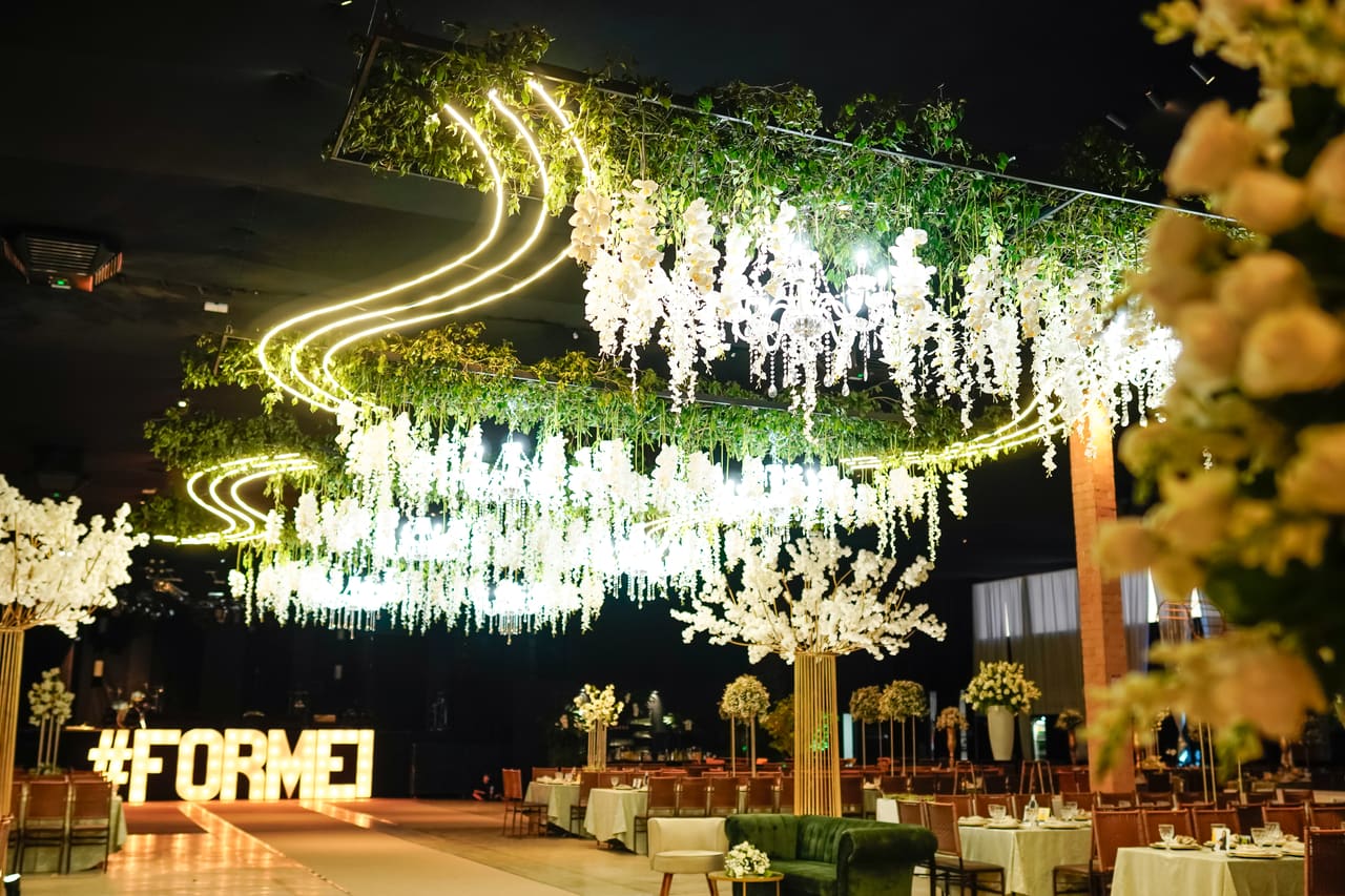 Decoração aérea de formatura com flores suspensas, iluminação e letreiro #FORMEI